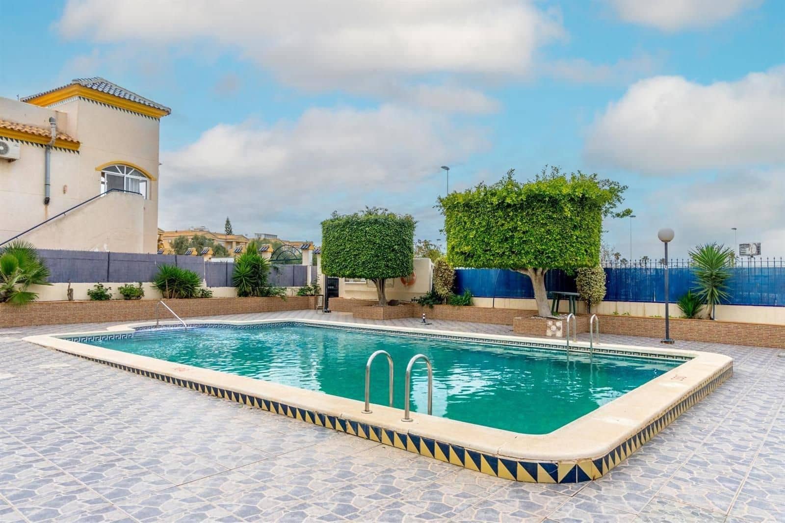 2 makuuhuone Huvila myytävänä paikassa Torrevieja mukana uima-altaan 
autotalli - 149 000 € (Ref: 9237309)