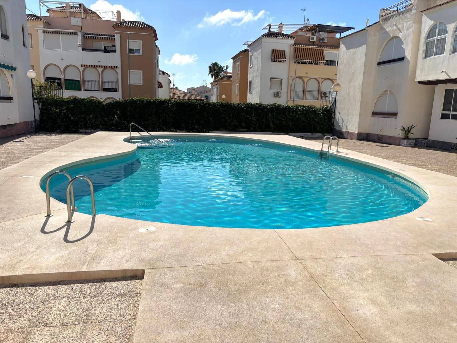 Ático de 1 habitación en Torrevieja en venta con piscina - 123.000 € (Ref: 9237315)