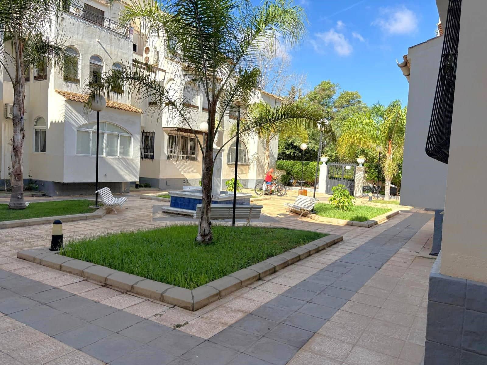 Ático de 1 habitación en Torrevieja en venta con piscina - 123.000 € (Ref: 9237315)