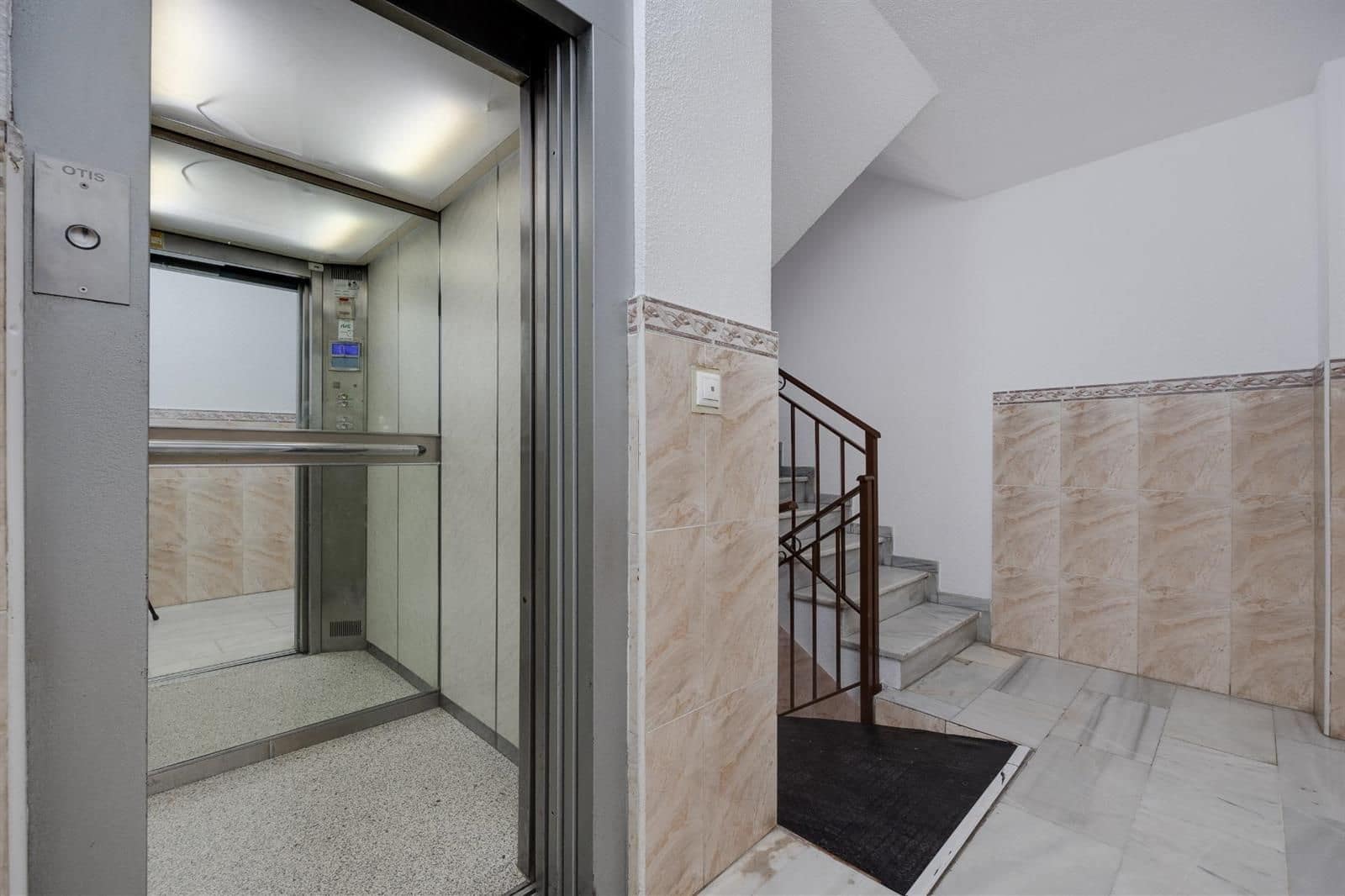 2 bedroom Penthouse for sale in Torrevieja with garage - € 179,900 (Ref: 9237391)