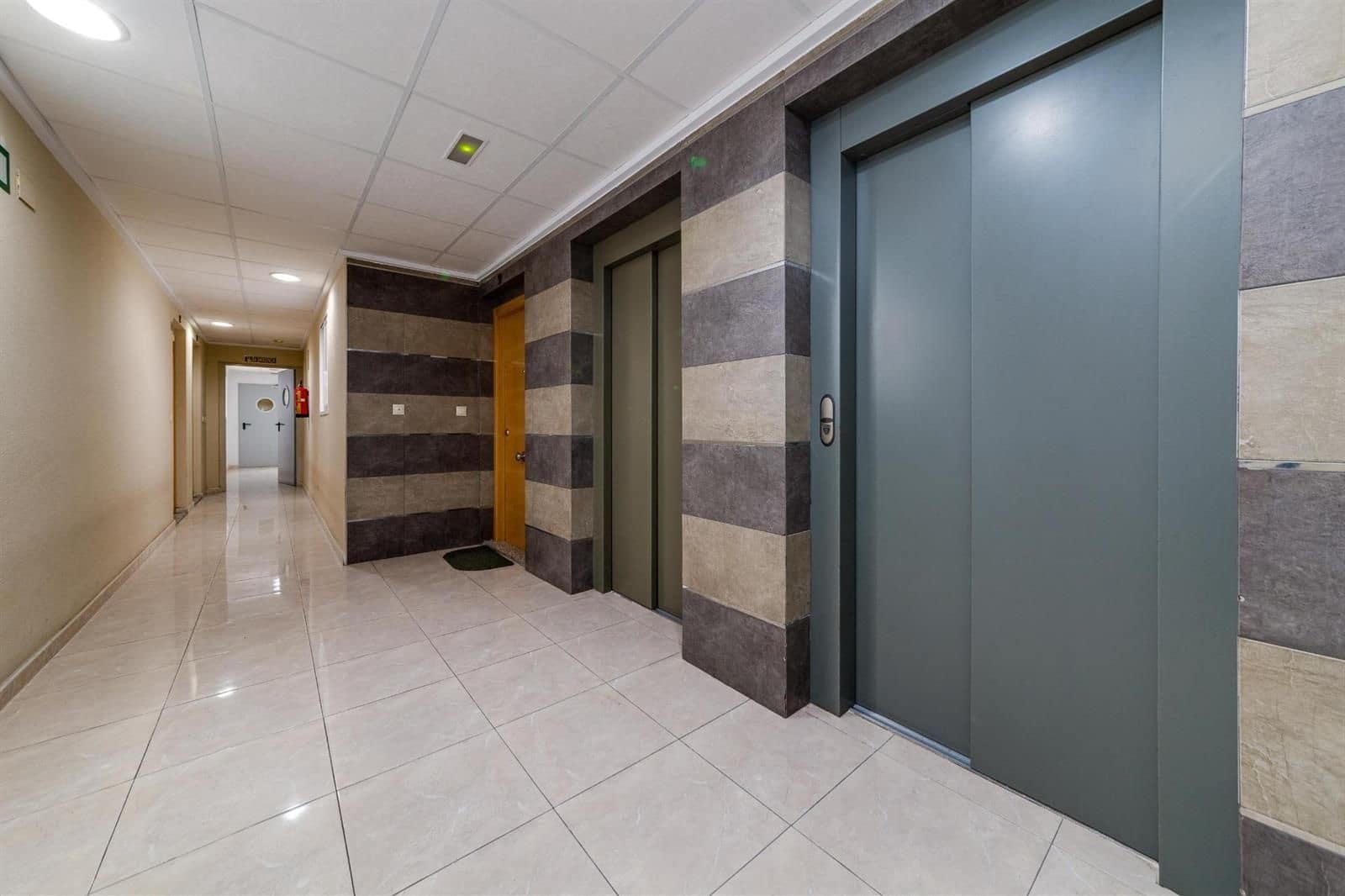 2 makuuhuone Asunto myytävänä paikassa Torrevieja mukana uima-altaan 
autotalli - 123 900 € (Ref: 9237395)