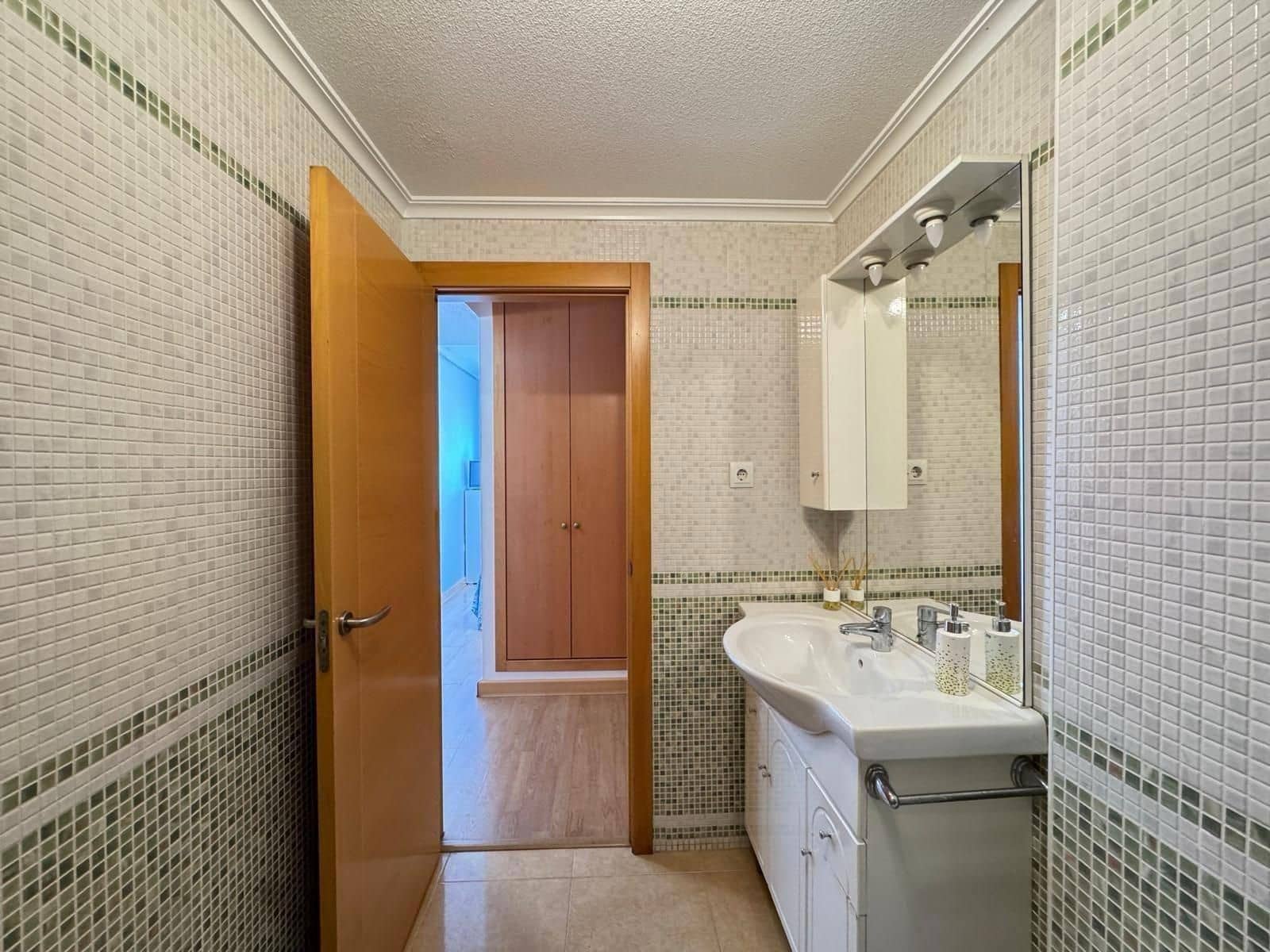 Piso de 3 habitaciones en Torrevieja en venta - 154.900 € (Ref: 9237405)