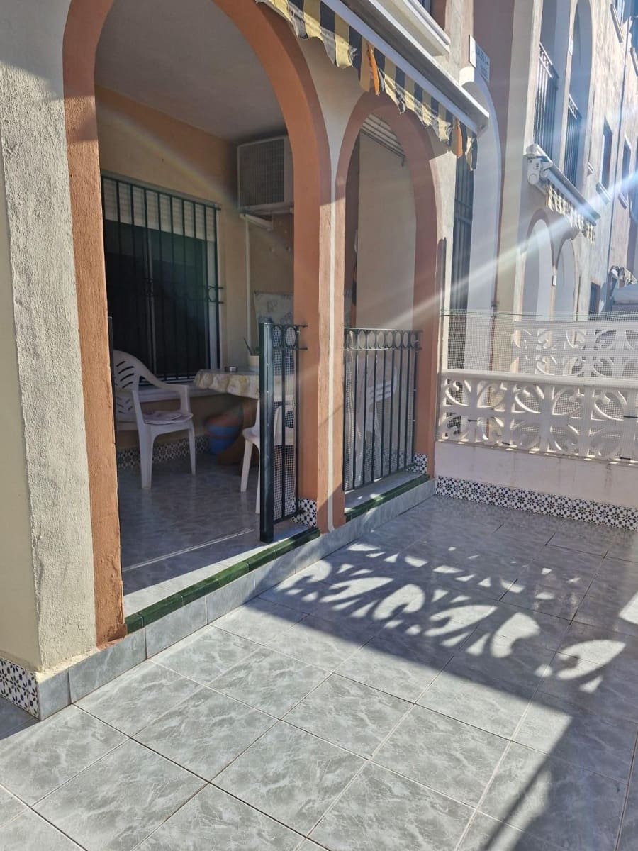 2 sovrum Lägenhet till salu i Torrevieja - 130 000 € (Ref: 9237457)