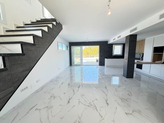 Chalet de 4 habitaciones en Los Balcones en venta con piscina garaje - 599.000 € (Ref: 9237475)