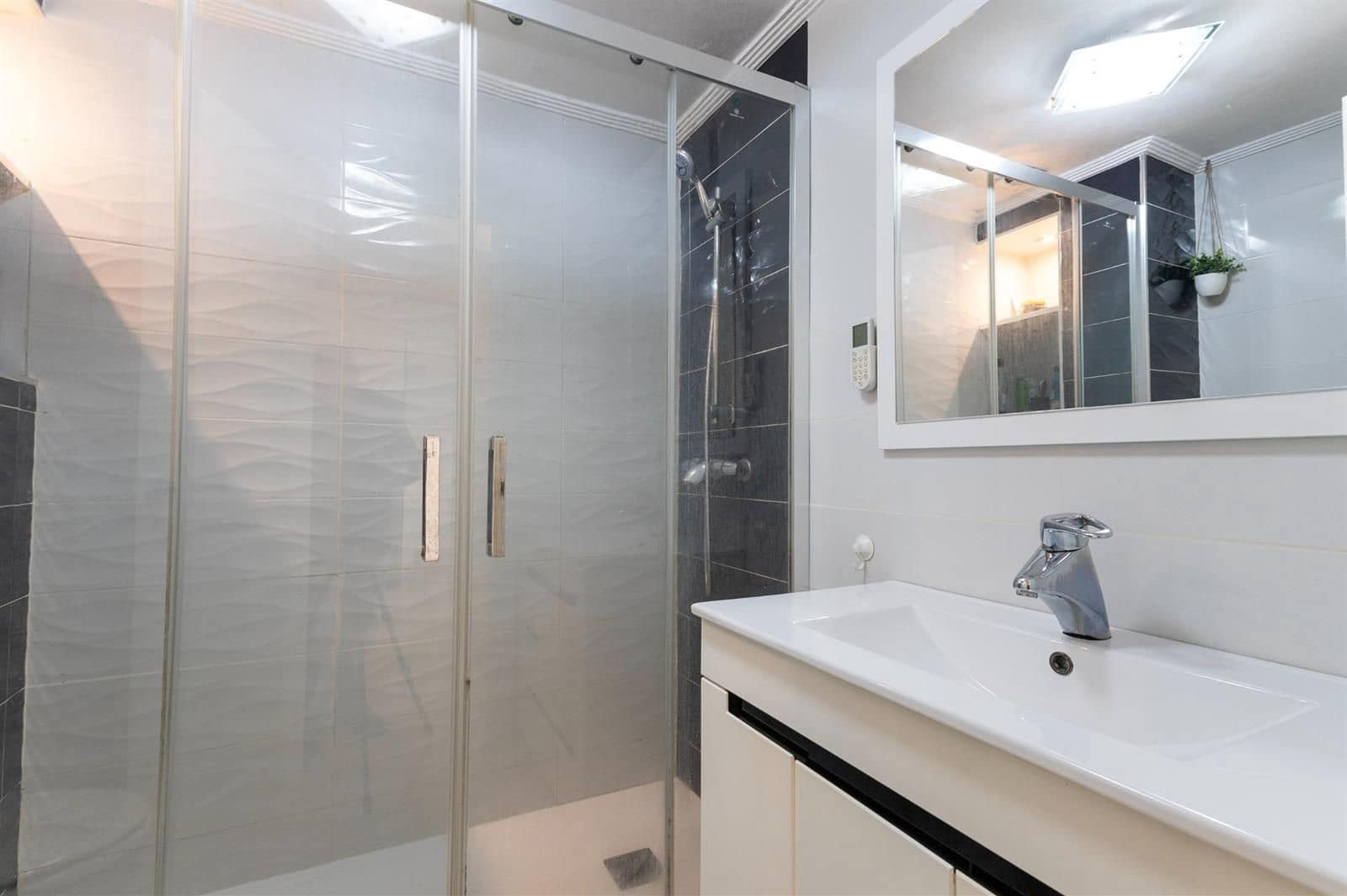 2 sovrum Lägenhet till salu i La Veleta med pool - 148 000 € (Ref: 9237481)