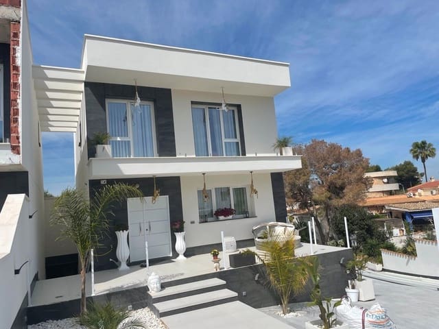 Chalet de 4 habitaciones en Los Balcones en venta con piscina - 599.000 € (Ref: 9237514)