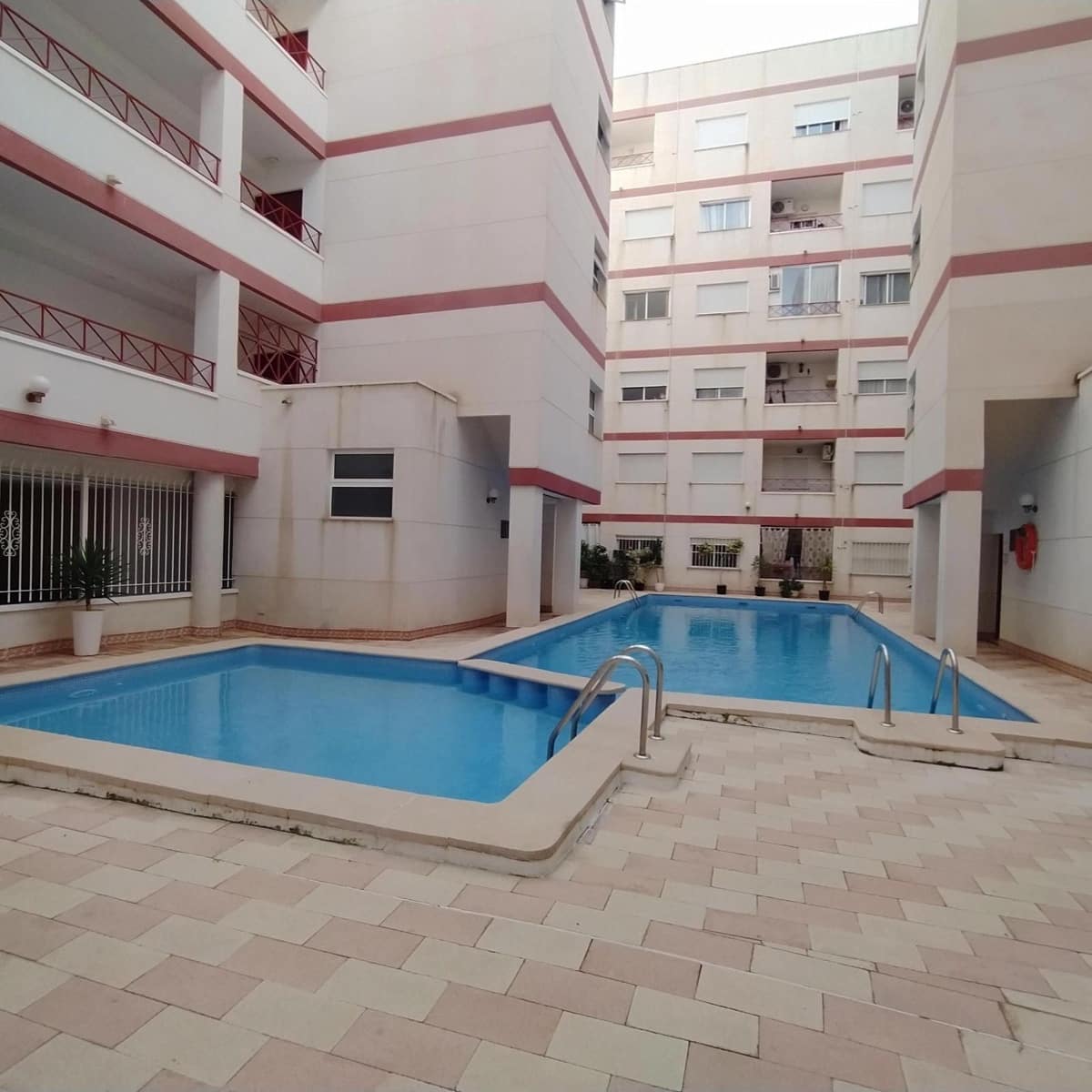Piso de 2 habitaciones en Torrevieja en venta - 187.000 € (Ref: 9237535)