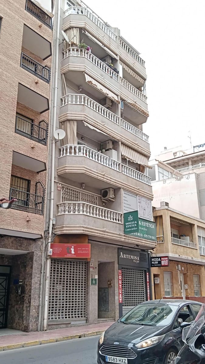 Piso de 2 habitaciones en Torrevieja en venta - 165.000 € (Ref: 9237536)