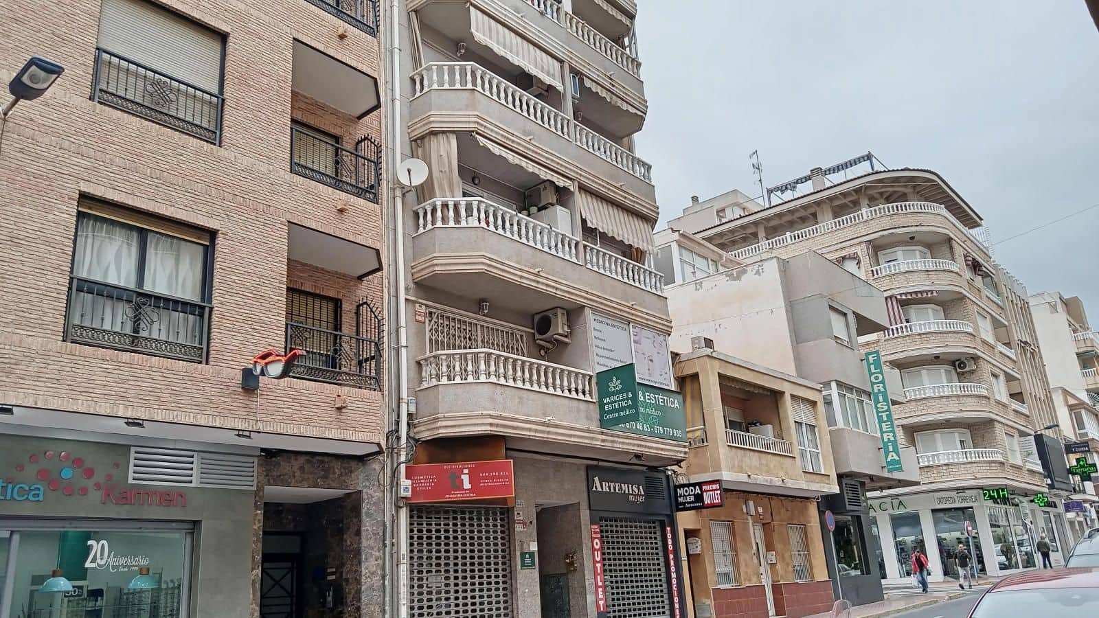Piso de 2 habitaciones en Torrevieja en venta - 165.000 € (Ref: 9237536)