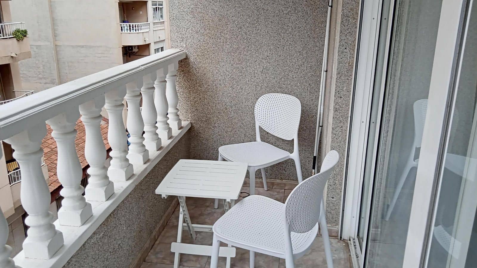 Piso de 2 habitaciones en Torrevieja en venta - 165.000 € (Ref: 9237536)
