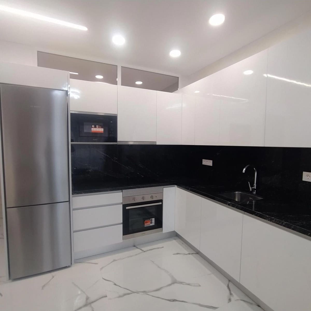 2 bedroom Flat for sale in Torrevieja - € 250,000 (Ref: 9237537)