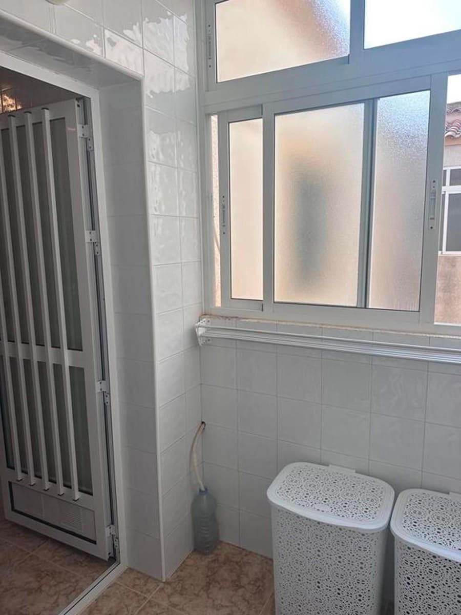 2 makuuhuone Asunto myytävänä paikassa Orihuela Costa mukana uima-altaan - 158 000 € (Ref: 9237538)