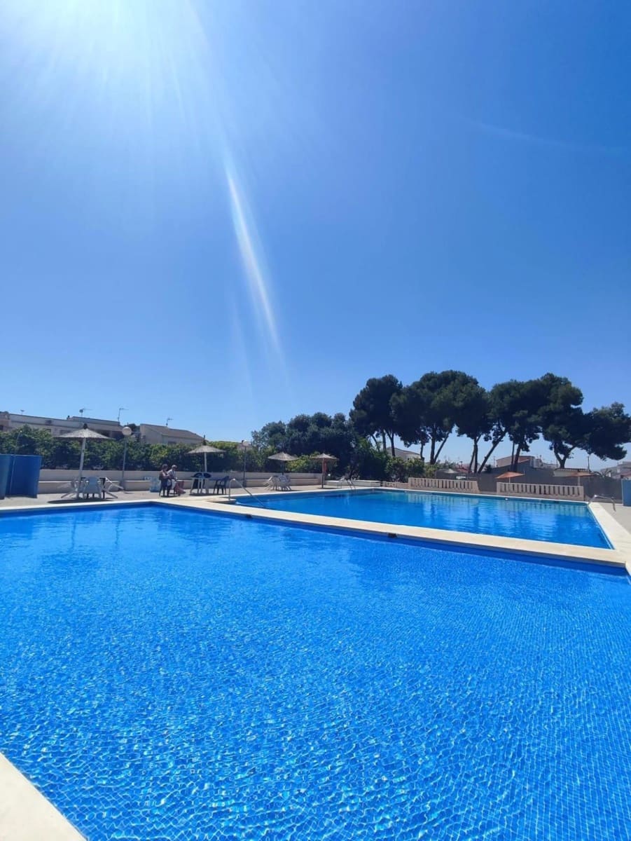 2 soveværelse Lejlighed til salg i El Limonar med swimmingpool - € 129.000 (Ref: 9237584)