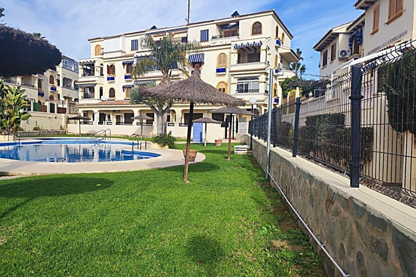 2 soverom Villa til salgs i Torrevieja med svømmebasseng - € 164 000 (Ref: 9237588)