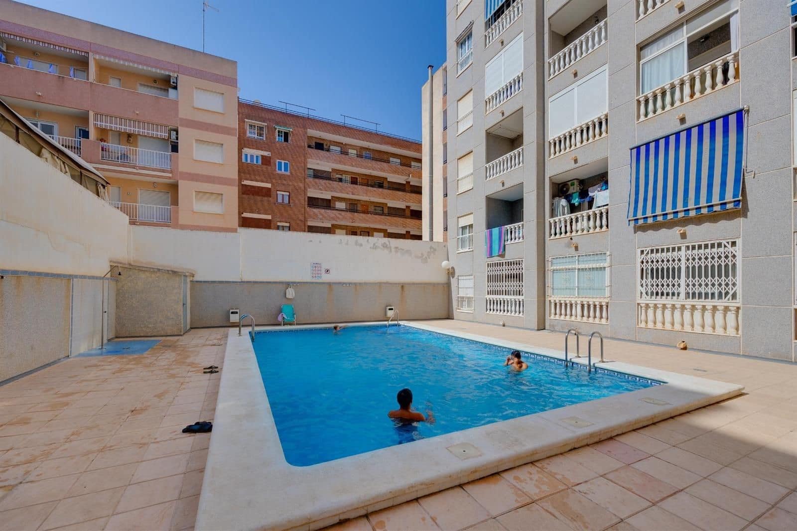 Lägenhet till salu i Torrevieja med pool - 84 900 € (Ref: 9237598)