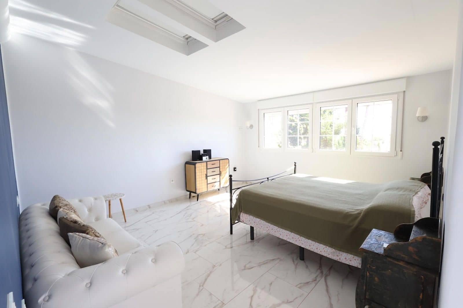 4 makuuhuone Huvila myytävänä paikassa Villamartin mukana uima-altaan 
autotalli - 699 000 € (Ref: 9237604)