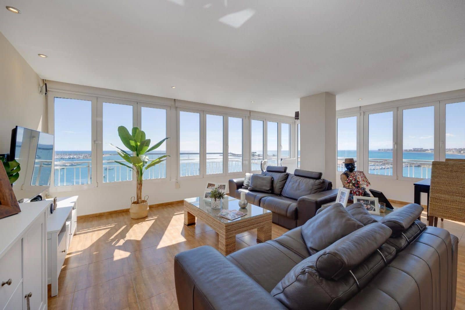 Piso de 3 habitaciones en Torrevieja en venta con piscina garaje - 379.990 € (Ref: 9237615)