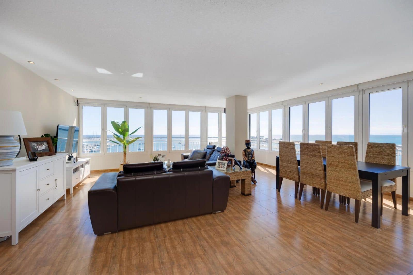 Piso de 3 habitaciones en Torrevieja en venta con piscina garaje - 379.990 € (Ref: 9237615)