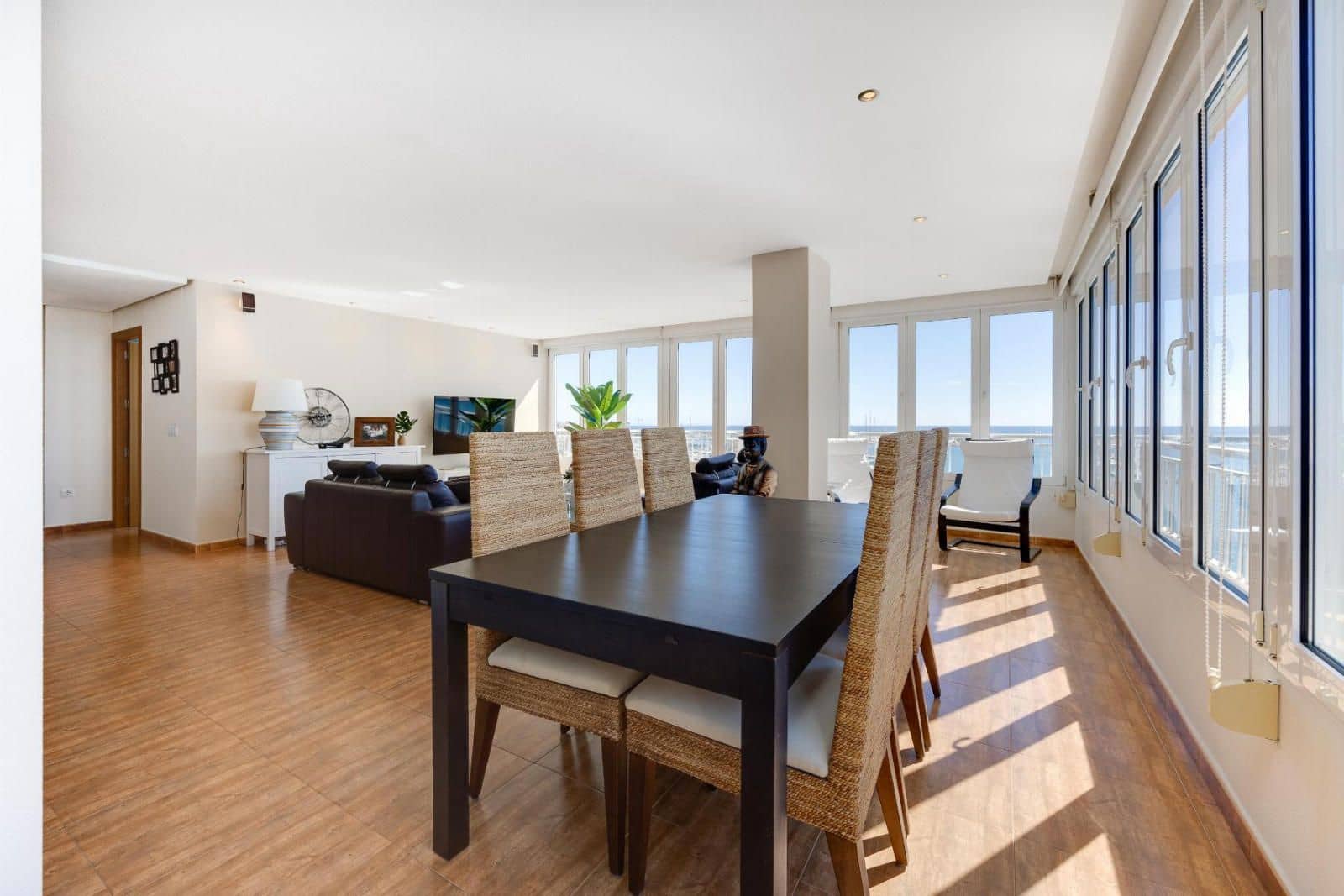 Piso de 3 habitaciones en Torrevieja en venta con piscina garaje - 379.990 € (Ref: 9237615)