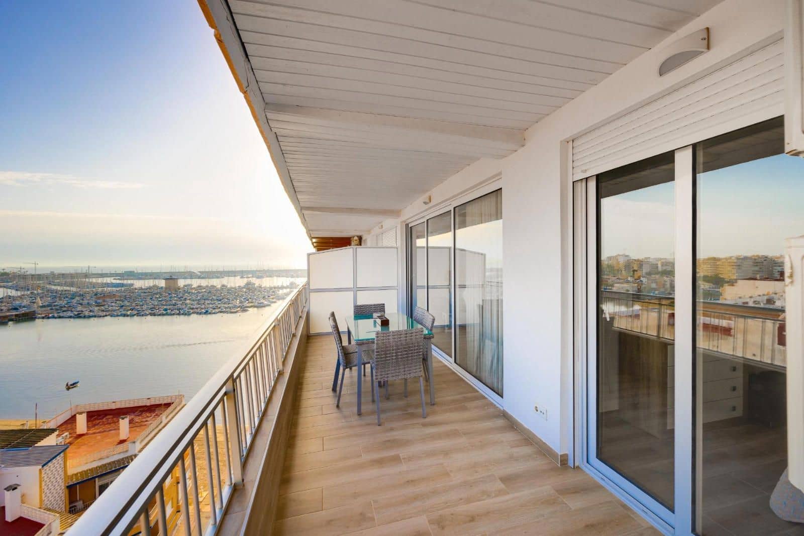 Piso de 3 habitaciones en Torrevieja en venta con piscina - 295.000 € (Ref: 9237619)