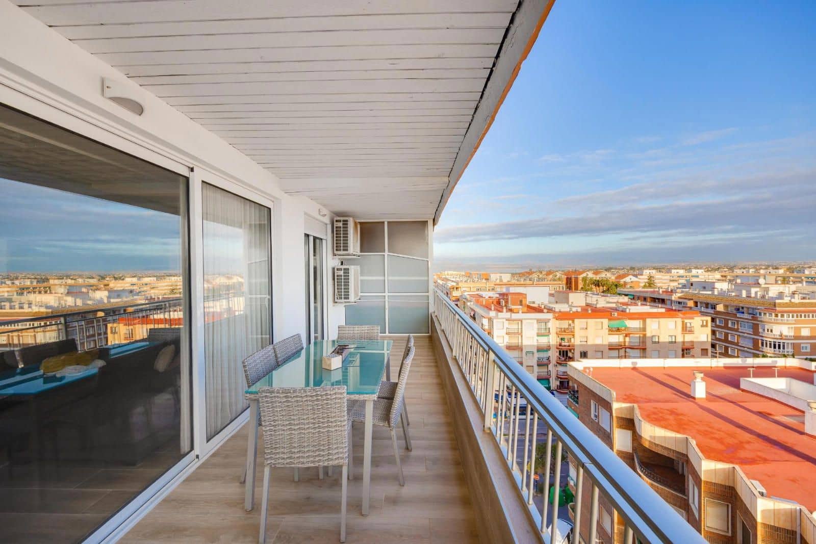 Piso de 3 habitaciones en Torrevieja en venta con piscina - 295.000 € (Ref: 9237619)