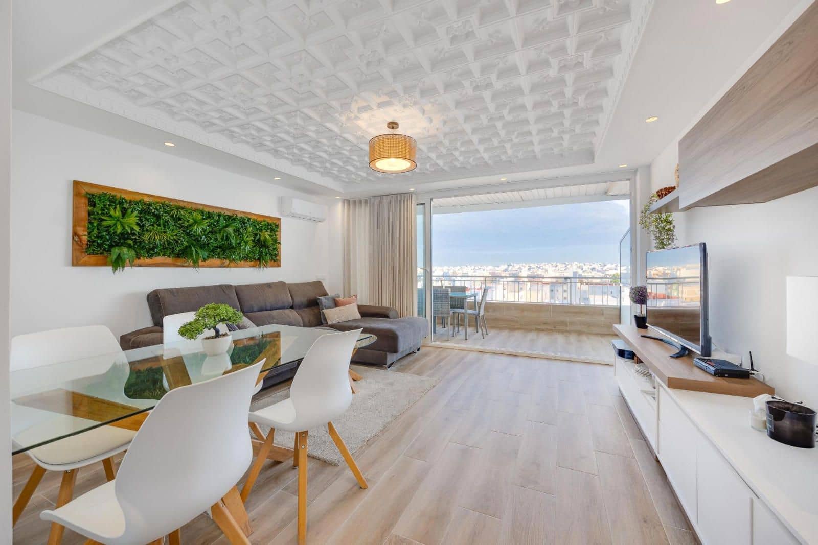 Piso de 3 habitaciones en Torrevieja en venta con piscina - 295.000 € (Ref: 9237619)