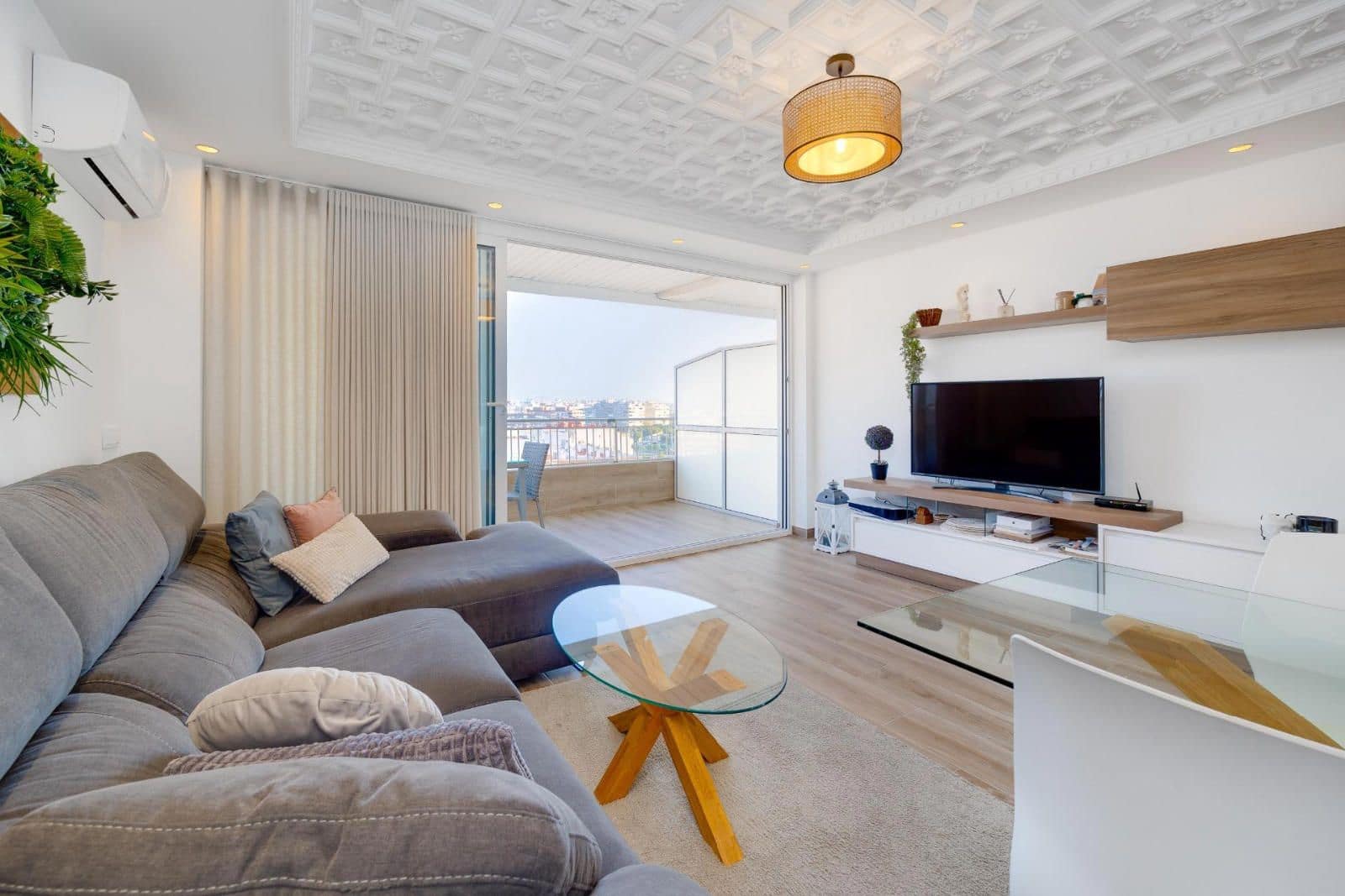 Piso de 3 habitaciones en Torrevieja en venta con piscina - 295.000 € (Ref: 9237619)