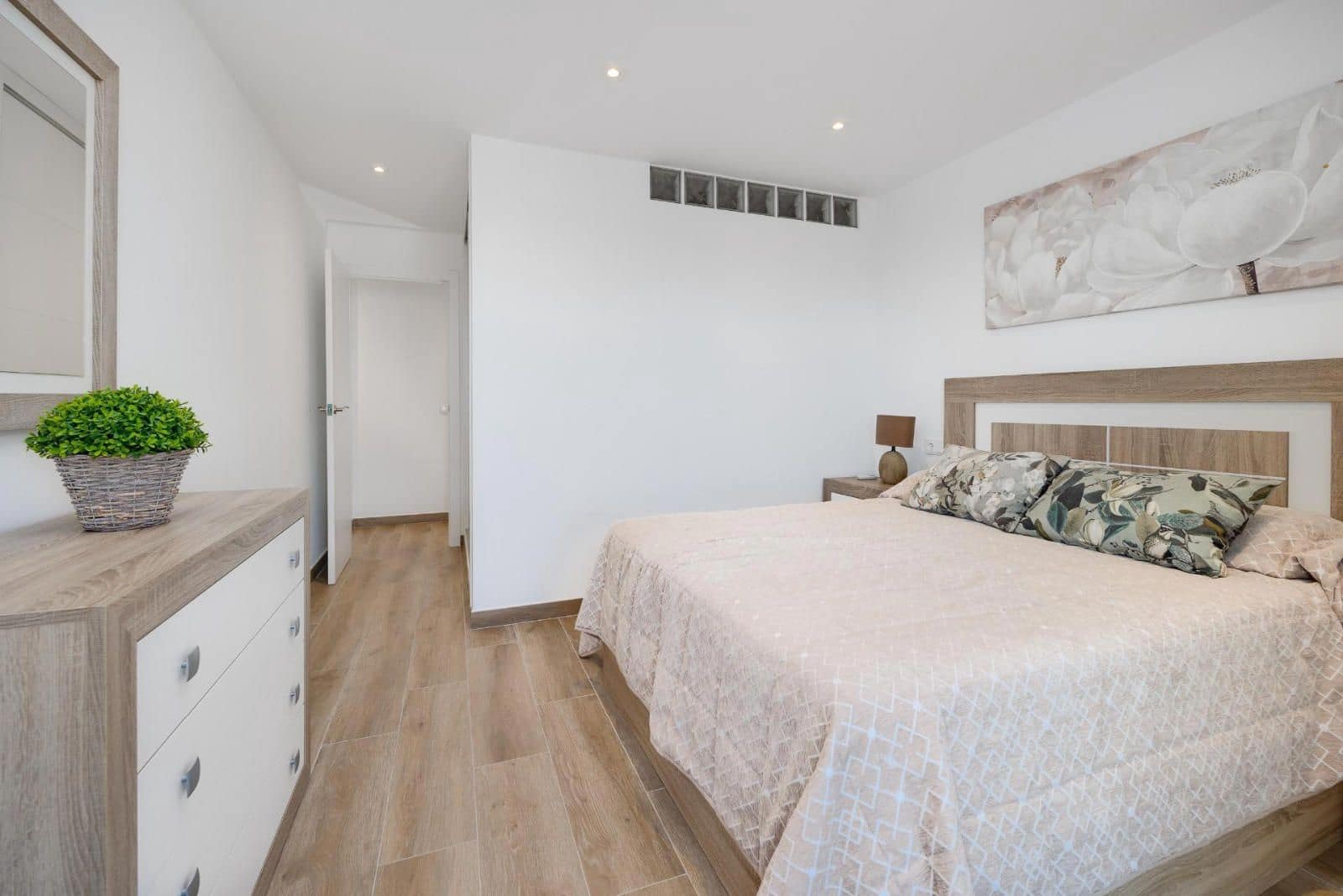 Piso de 3 habitaciones en Torrevieja en venta con piscina - 295.000 € (Ref: 9237619)