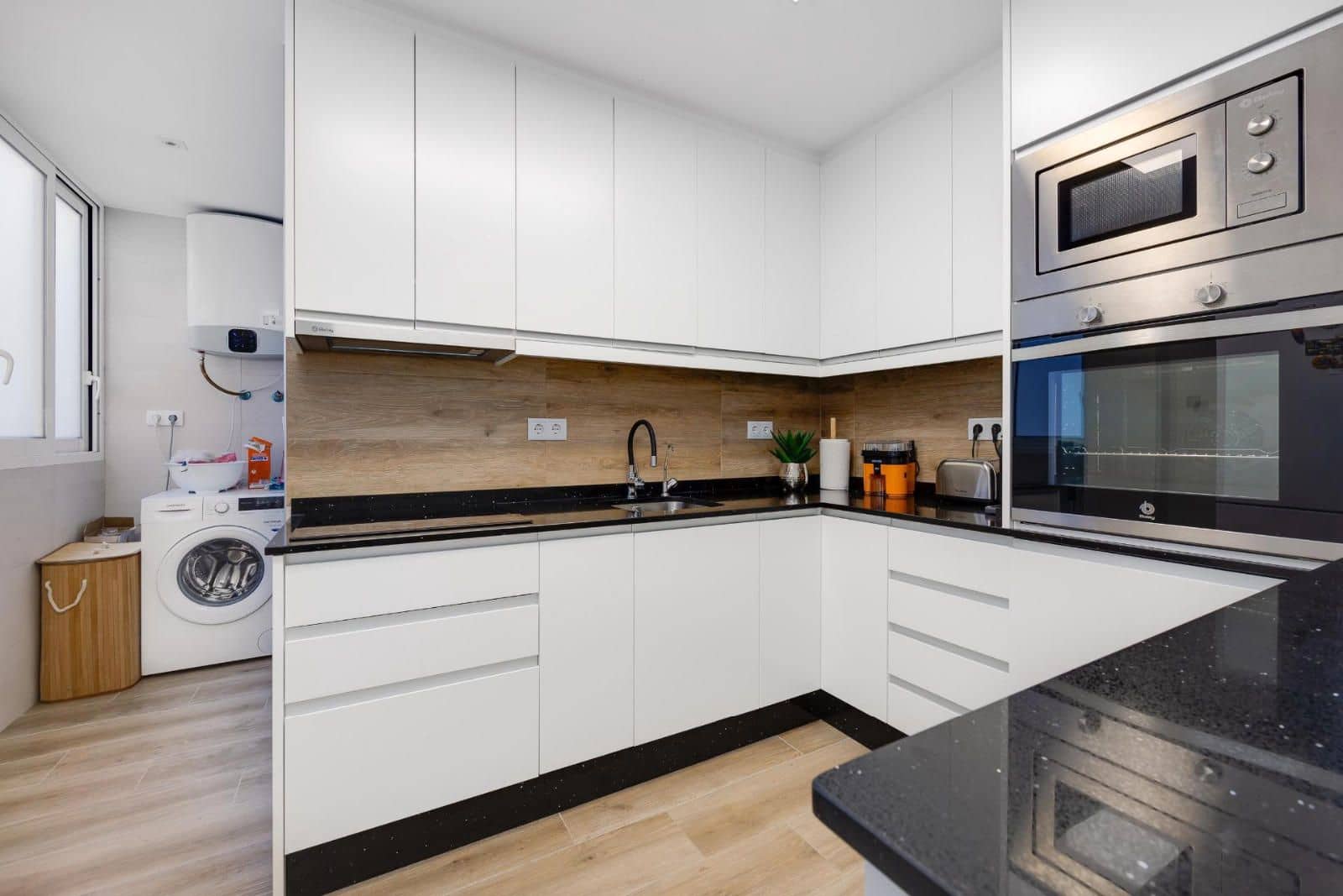 Piso de 3 habitaciones en Torrevieja en venta con piscina - 295.000 € (Ref: 9237619)