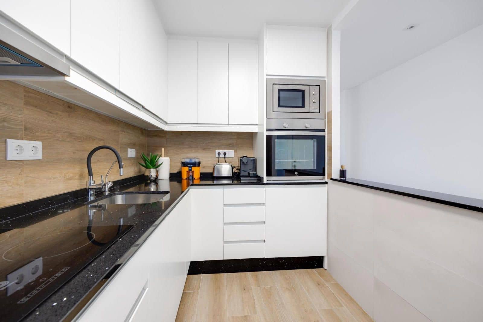 Piso de 3 habitaciones en Torrevieja en venta con piscina - 295.000 € (Ref: 9237619)