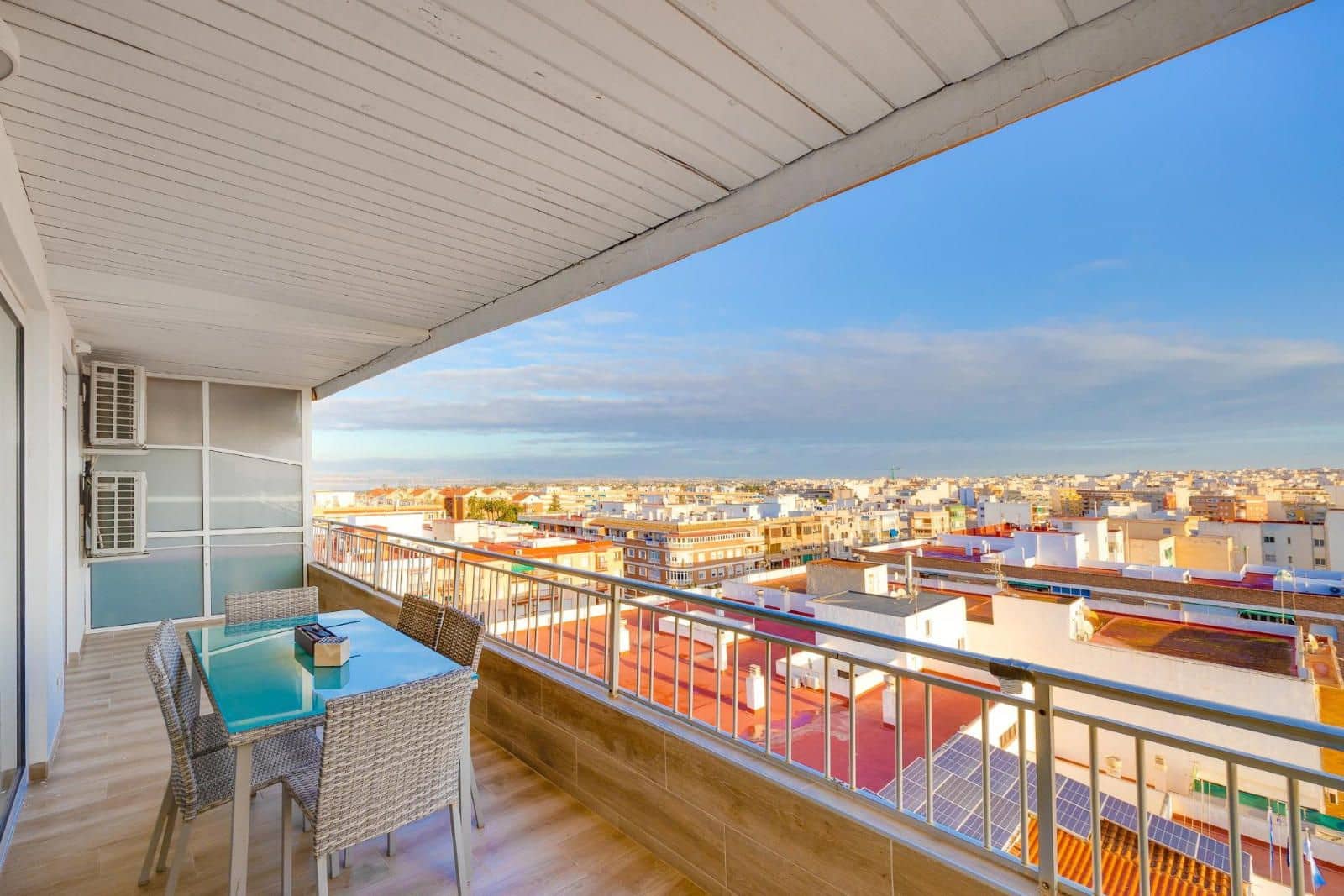 Piso de 3 habitaciones en Torrevieja en venta con piscina - 295.000 € (Ref: 9237619)