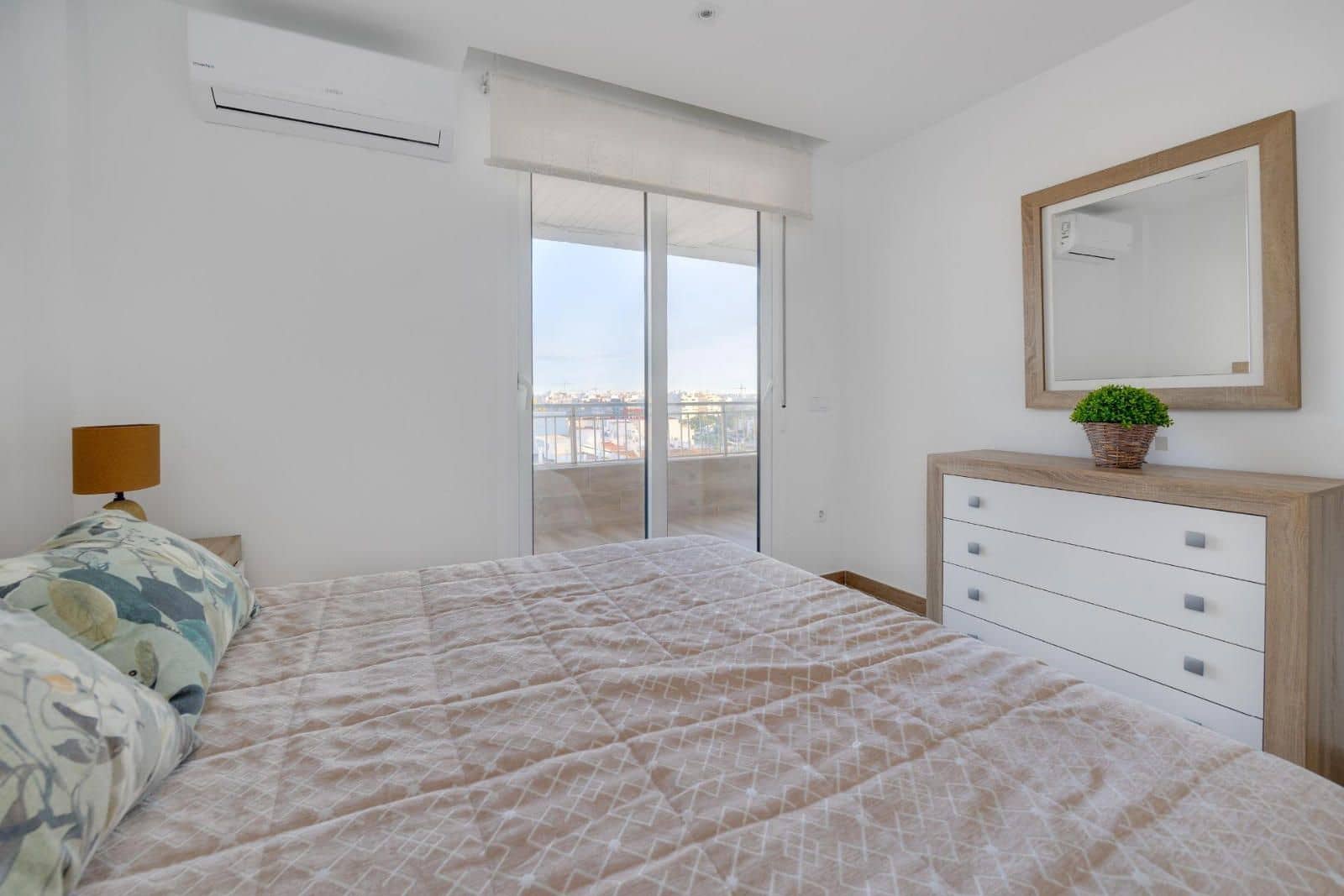 Piso de 3 habitaciones en Torrevieja en venta con piscina - 295.000 € (Ref: 9237619)