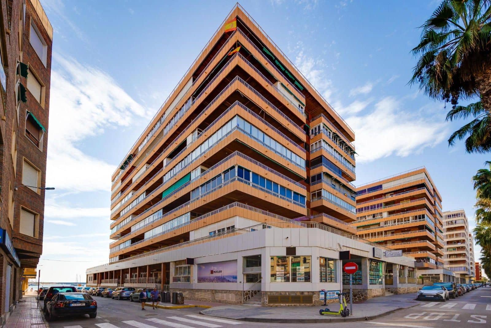 Piso de 3 habitaciones en Torrevieja en venta con piscina - 295.000 € (Ref: 9237619)