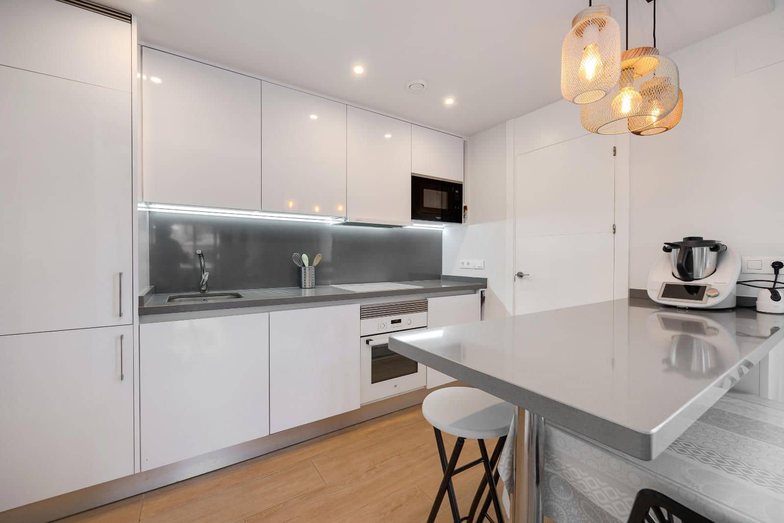 2 sypialnia Mieszkanie na sprzedaż w Filipinas z basenem garażem - 285 000 € (Ref: 9237680)