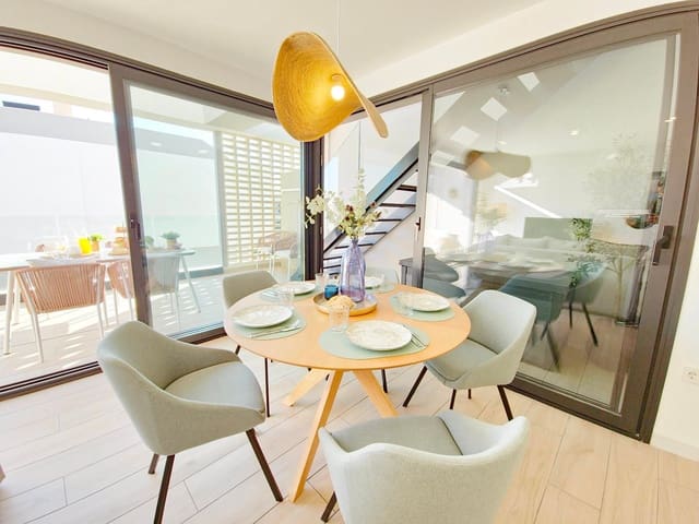 2 makuuhuone Kattohuoneisto myytävänä paikassa Centro, Los Alcázares mukana uima-altaan 
autotalli - 354 000 € (Ref: 9239403)