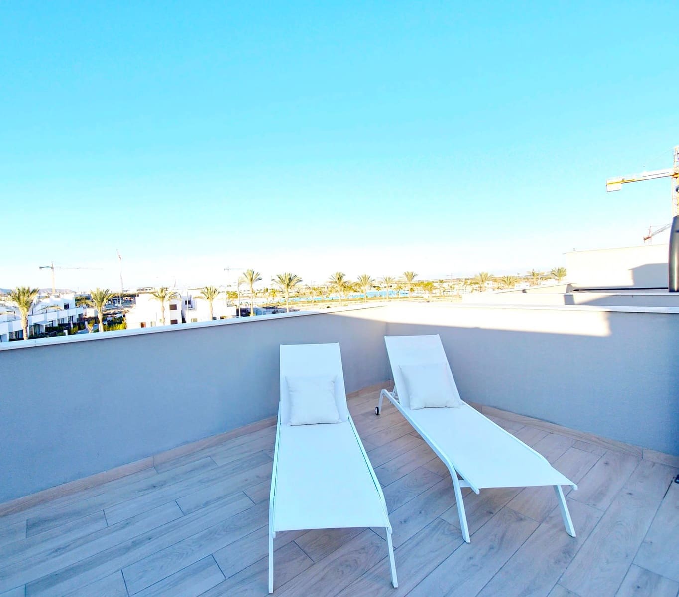 2 makuuhuone Kattohuoneisto myytävänä paikassa Los Alcazares mukana uima-altaan 
autotalli - 354 000 € (Ref: 9239403)