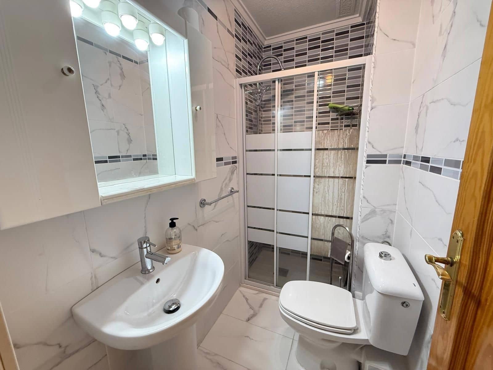 3 makuuhuone Asunto myytävänä paikassa Torrevieja mukana uima-altaan - 295 000 € (Ref: 9251427)