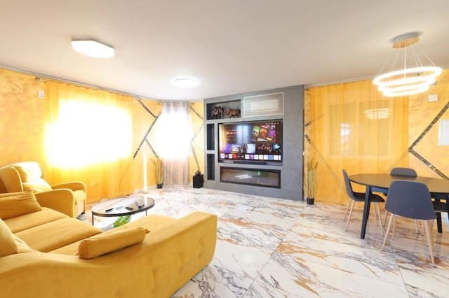 Chalet de 4 habitaciones en San Miguel de Salinas en venta con piscina - 335.000 € (Ref: 9254061)