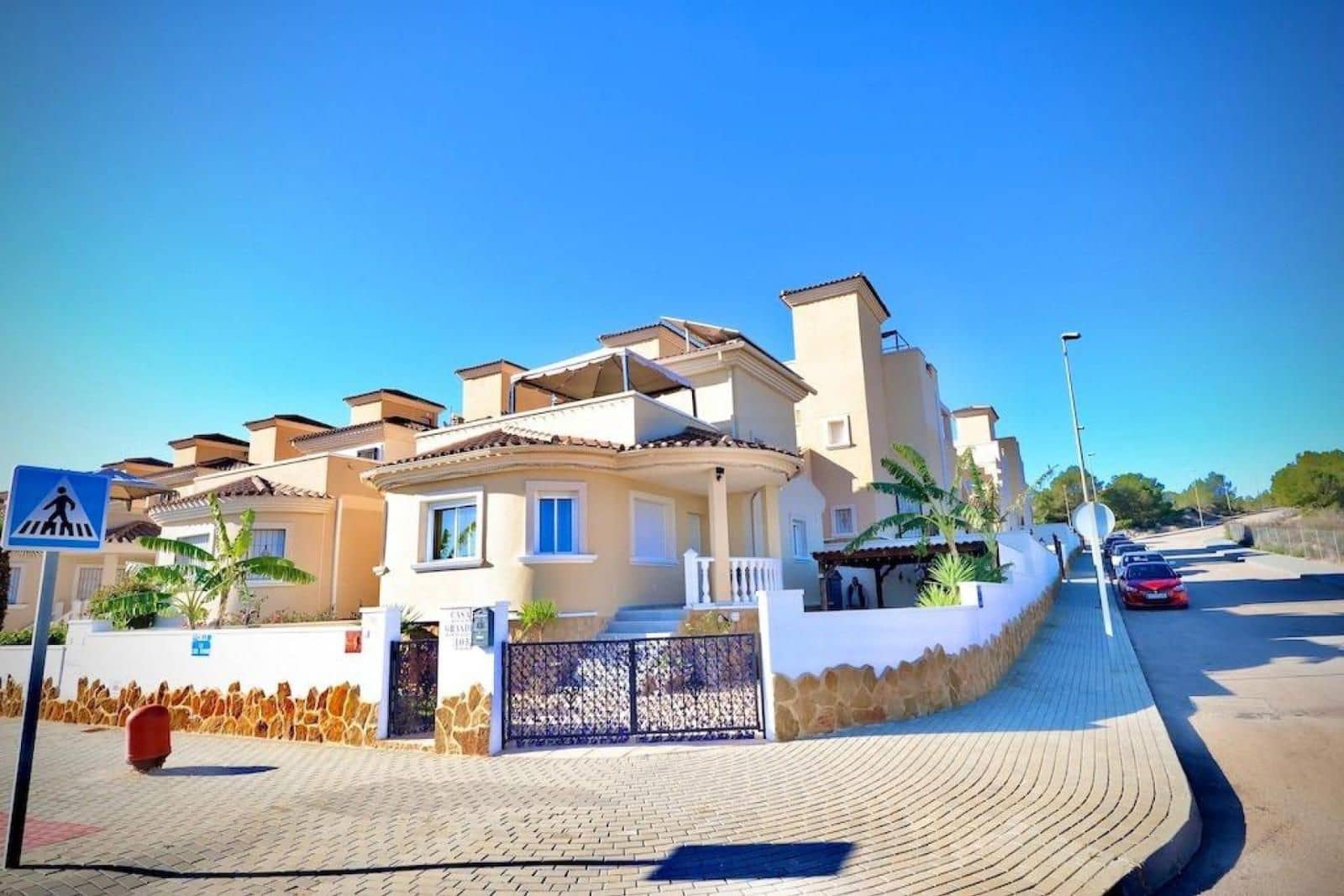 Chalet de 4 habitaciones en San Miguel de Salinas en venta con piscina - 335.000 € (Ref: 9254061)