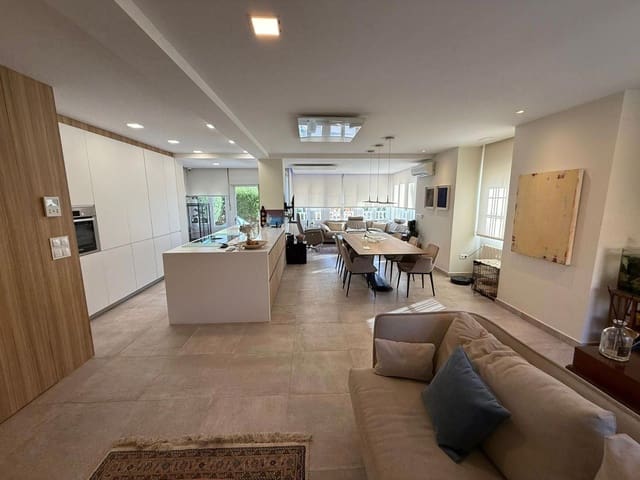 Willa na sprzedaż w San Miguel de Salinas z basenem garażem - 525 000 € (Ref: 9275281)