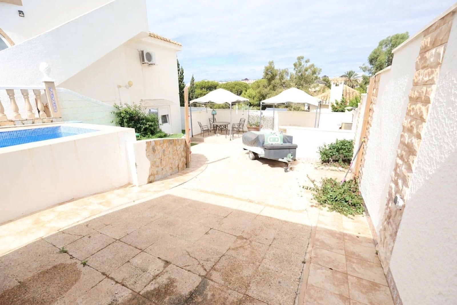 Chalet de 4 habitaciones en La Zenia en venta con piscina garaje - 560.000 € (Ref: 9279825)