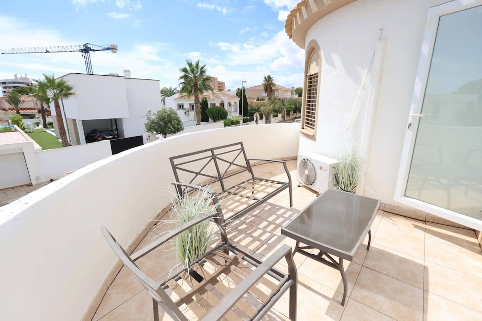 Chalet de 4 habitaciones en La Zenia en venta con piscina garaje - 560.000 € (Ref: 9279825)