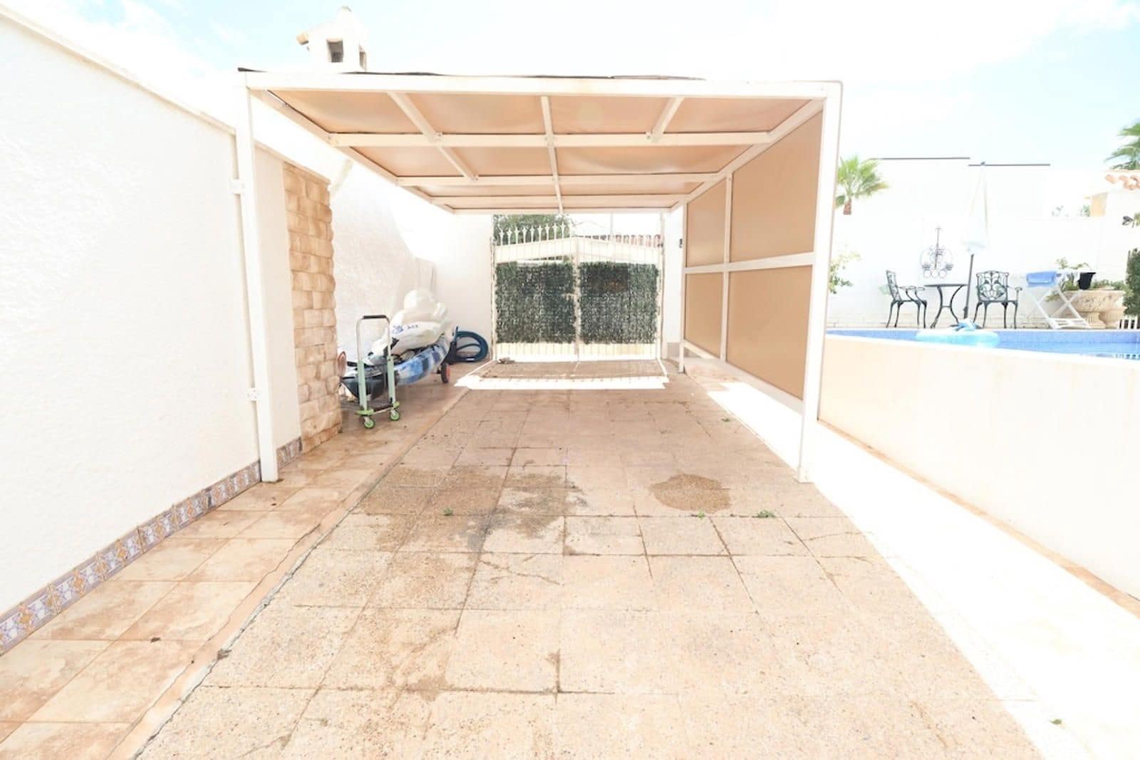 Chalet de 4 habitaciones en La Zenia en venta con piscina garaje - 560.000 € (Ref: 9279825)
