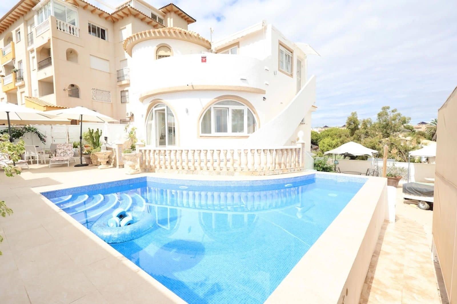 Chalet de 4 habitaciones en La Zenia en venta con piscina garaje - 560.000 € (Ref: 9279825)