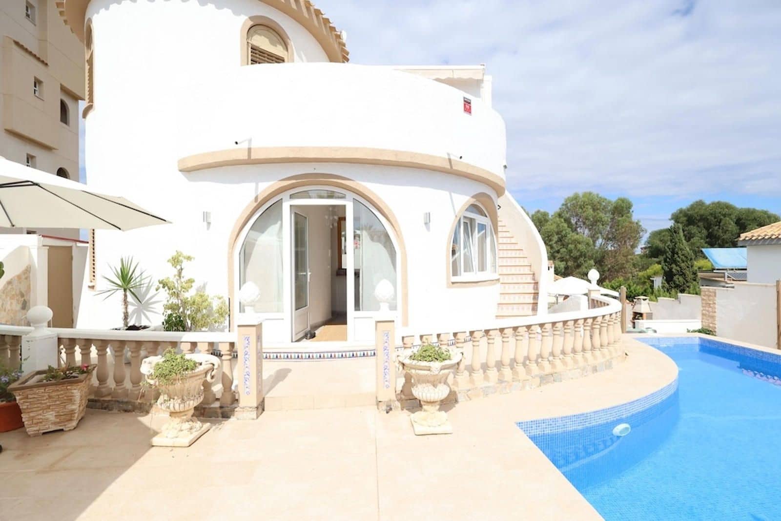 Chalet de 4 habitaciones en La Zenia en venta con piscina garaje - 560.000 € (Ref: 9279825)