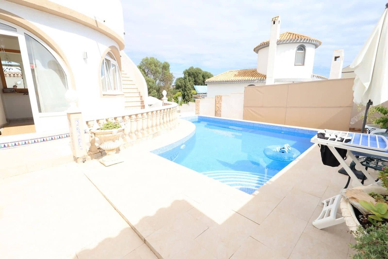 Chalet de 4 habitaciones en La Zenia en venta con piscina garaje - 560.000 € (Ref: 9279825)