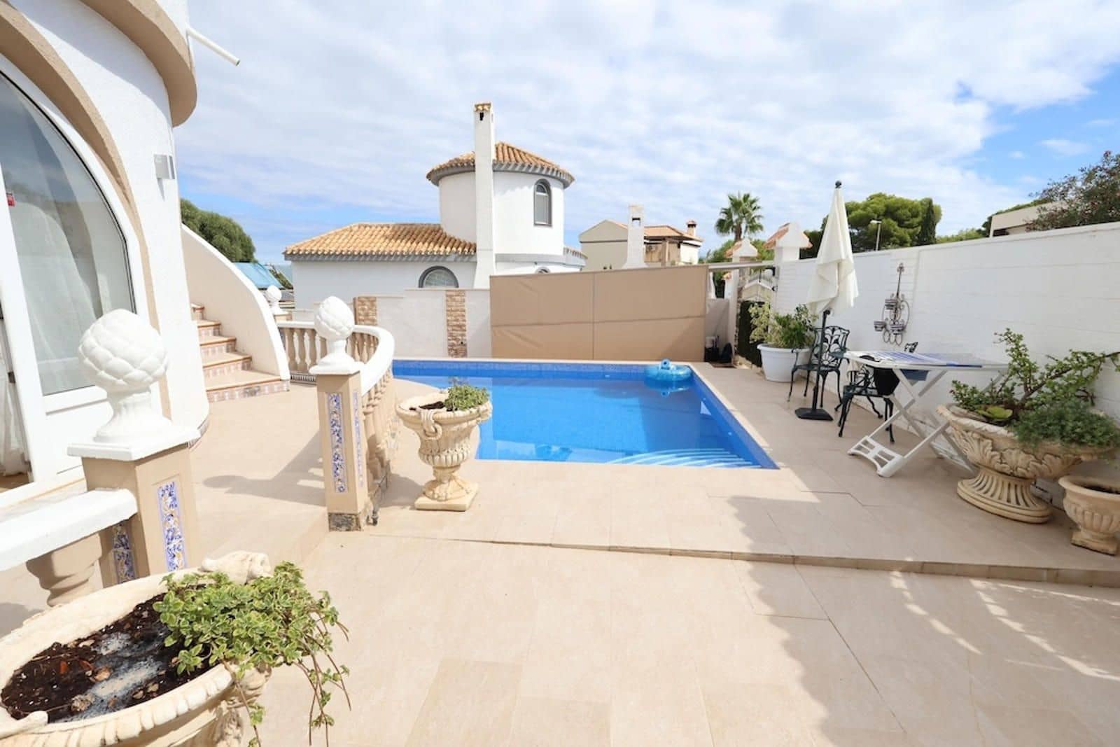 Chalet de 4 habitaciones en La Zenia en venta con piscina garaje - 560.000 € (Ref: 9279825)