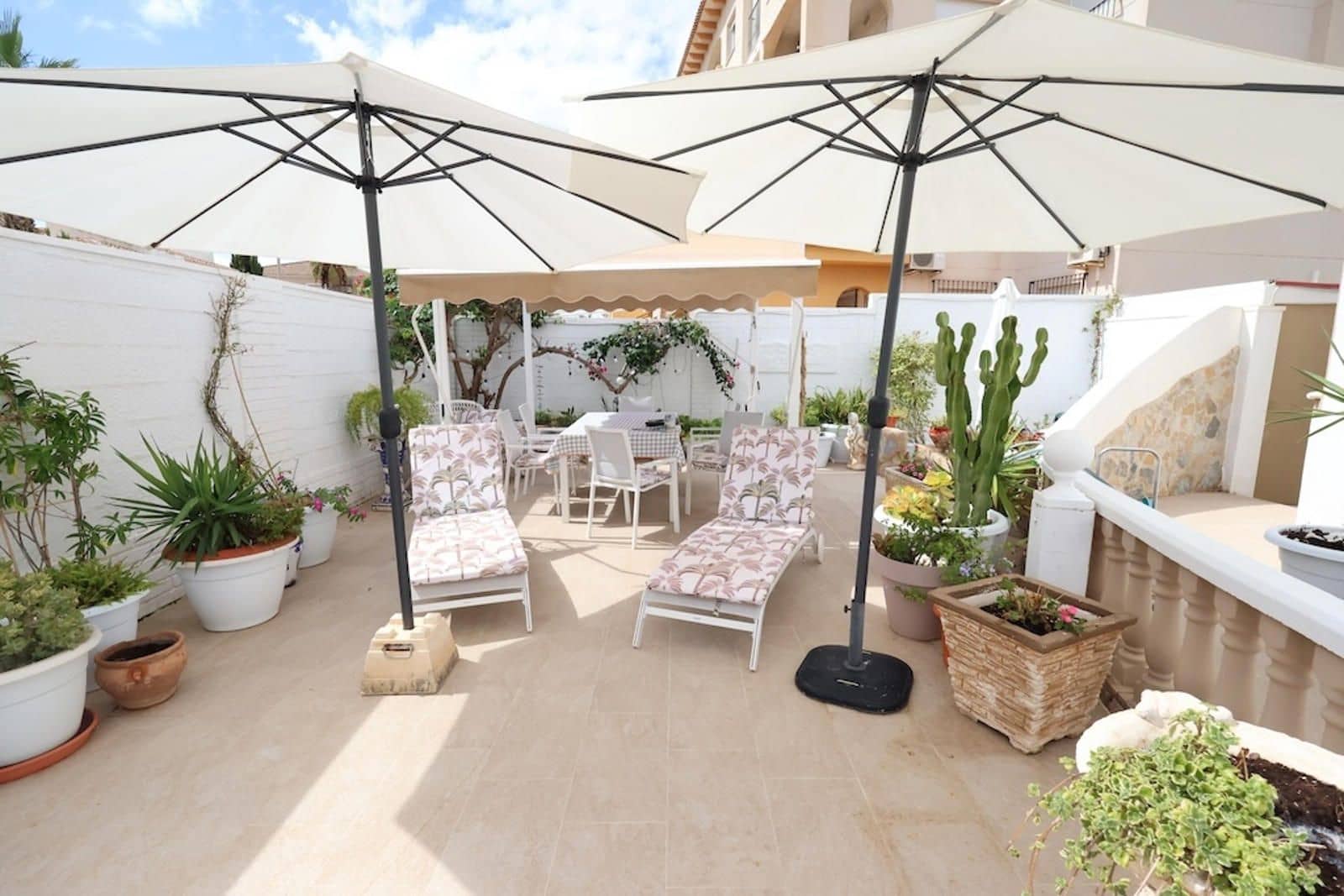 Chalet de 4 habitaciones en La Zenia en venta con piscina garaje - 560.000 € (Ref: 9279825)