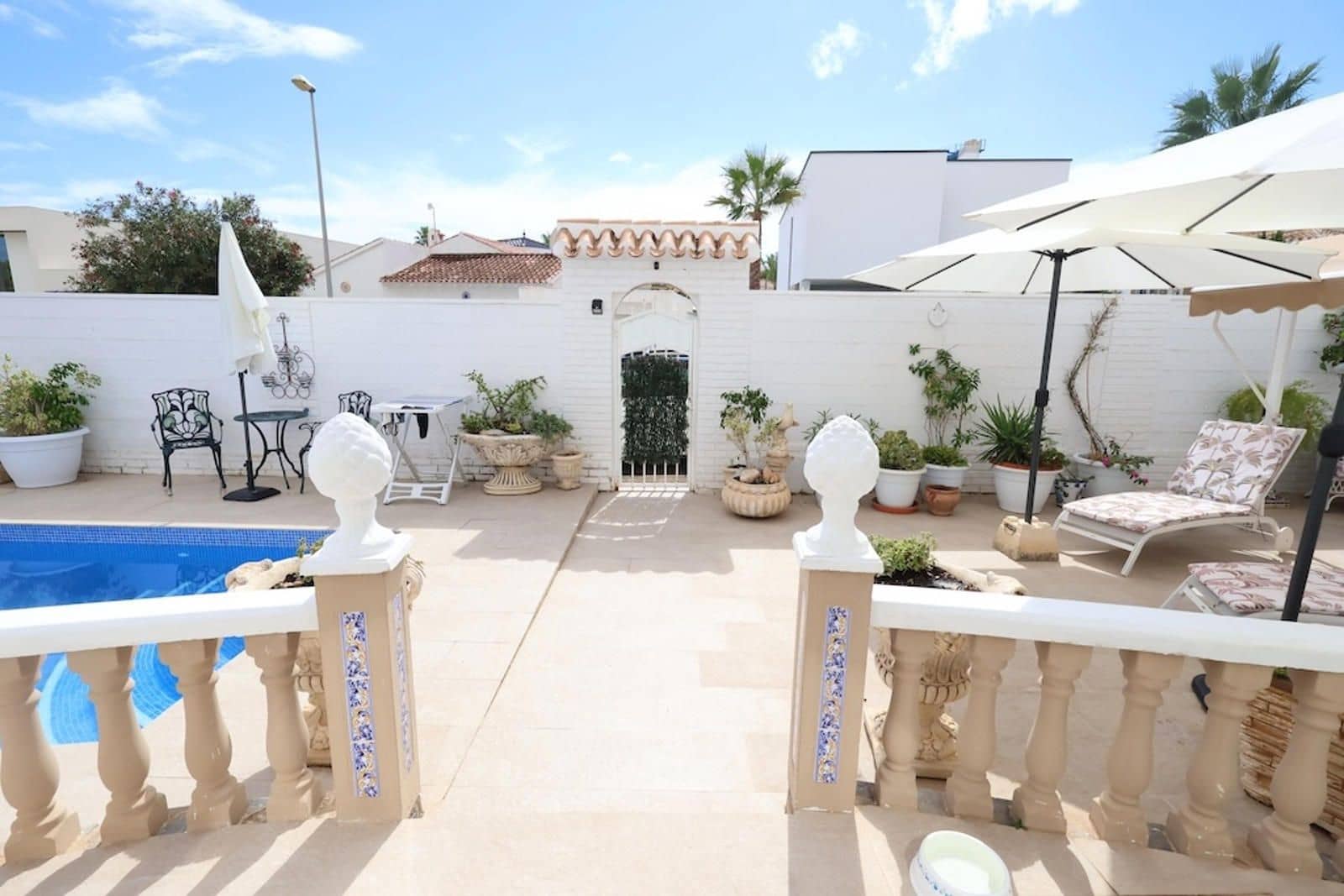 Chalet de 4 habitaciones en La Zenia en venta con piscina garaje - 560.000 € (Ref: 9279825)