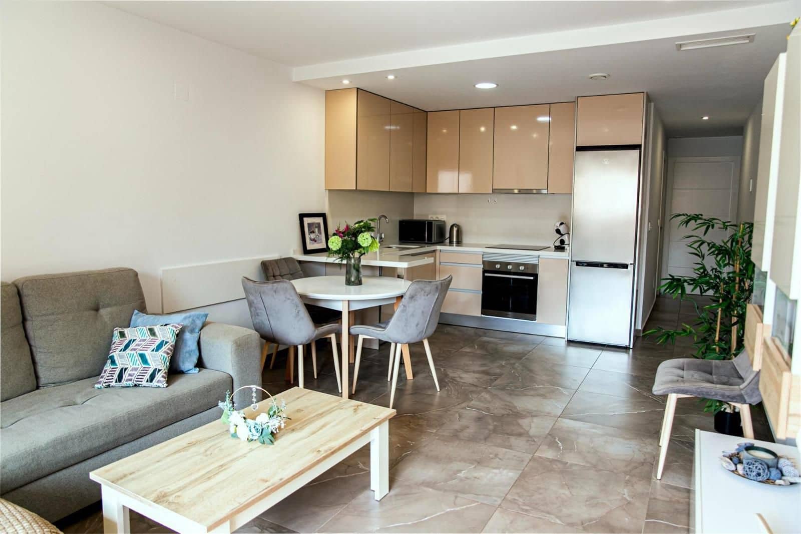 Piso de 2 habitaciones en Torrevieja en venta con piscina garaje - 269.990 € (Ref: 9306731)